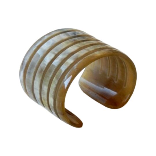 Bracciale Righe Large a fascia aperta in corno naturale lavorato a mano motivo a righe
