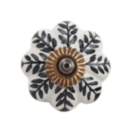 Pomello bianco in ceramica con motivo a foglie nere visto frontalmente