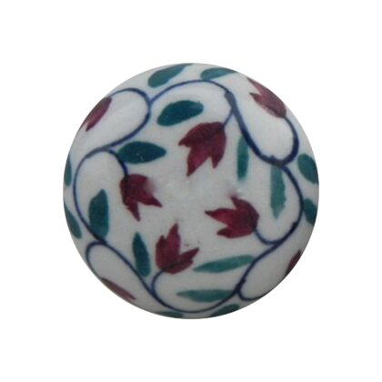 Vista frontale del pomello in ceramica bianca con fiori bordeaux e foglie verdi