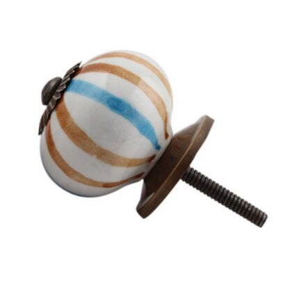 Pomello in ceramica bianca con righe azzurre e terracotta, vista angolata