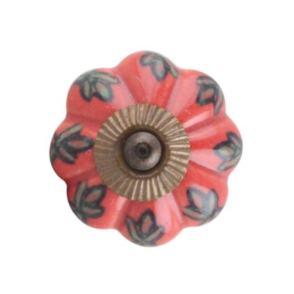 Pomello in ceramica rosso corallo con piccoli fiori stilizzati e accessori con finitura anticata/bronzata MCK-24