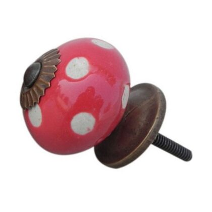 Pomello rosso in ceramica con pois bianchi in rilievo, vista angolata
