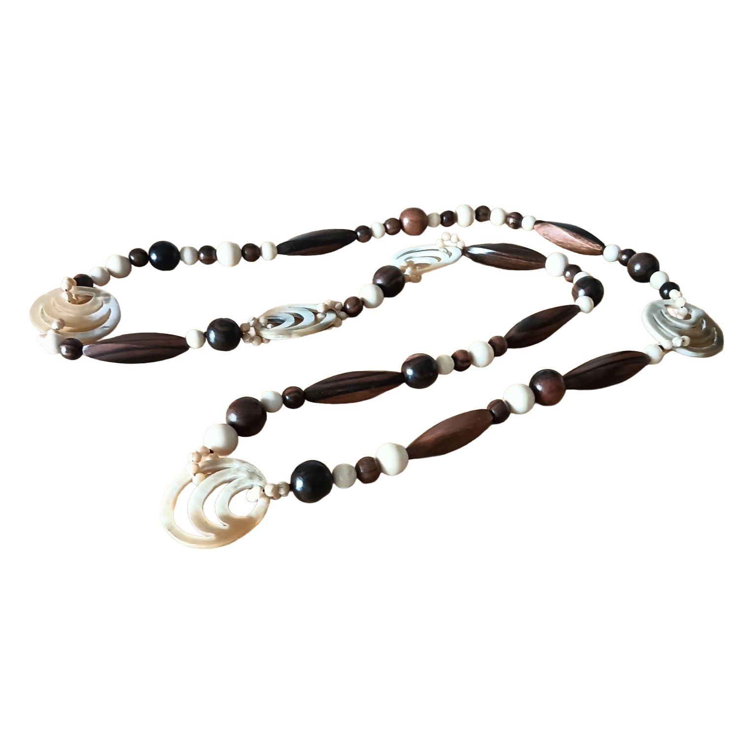 Collana artigianale Mezzelune lunga 150 cm con elementi traforati in corno di bufalo, legno e perline