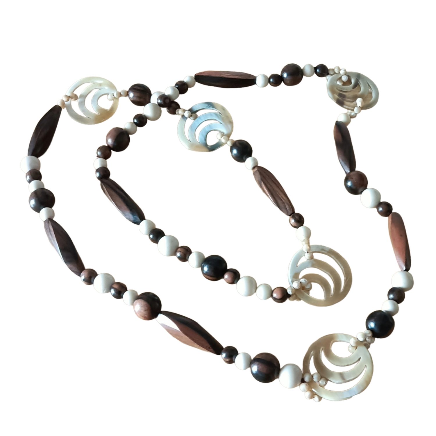Collana Mezzelune fatta a mano con corno di bufalo naturale, elementi allungati in legno e perline decorative