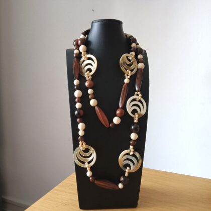 Dettaglio collana Mezzelune con elementi circolari in corno naturale, perline ed elementi in legno marrone