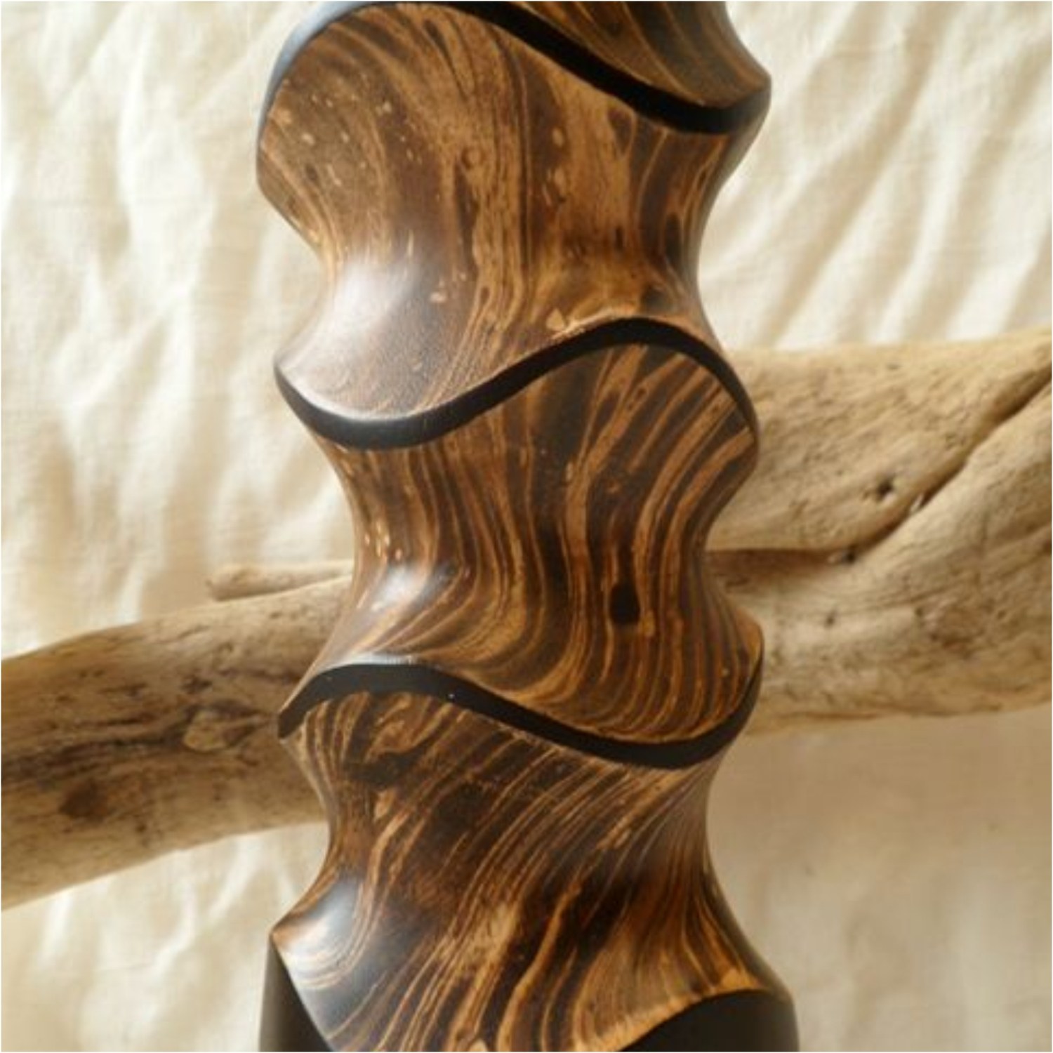 Vaso decorativo Clessidra in legno di mango con lavorazione sagomata