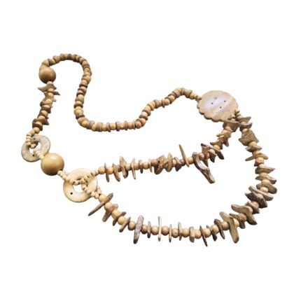 Collana lunga in cocco con perline ed elementi irregolari nei toni beige e marrone