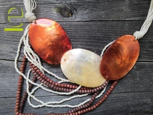 Collana fatta a mano con fibre naturali e conchiglie