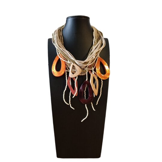 Collana Flames a più fili indossata su espositore con pendenti colorati
