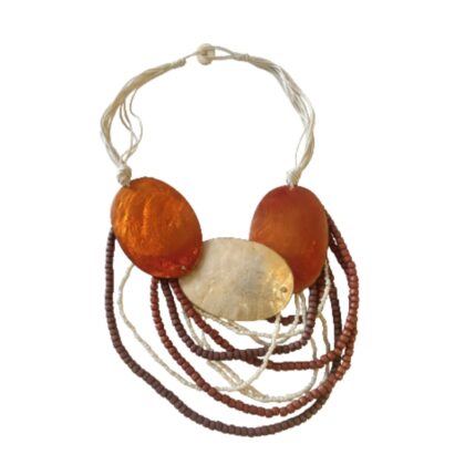 Collana Trio con tre elementi ovali e fili di perline nei toni arancio e marrone
