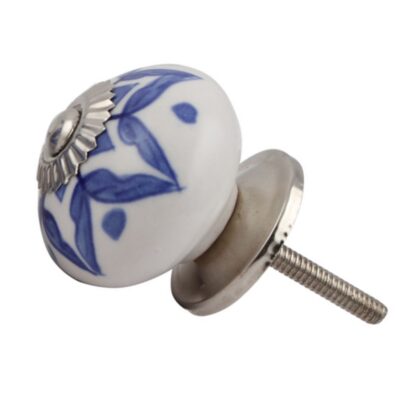 Pomello in ceramica bianca e blu con decoro floreale, vista angolata