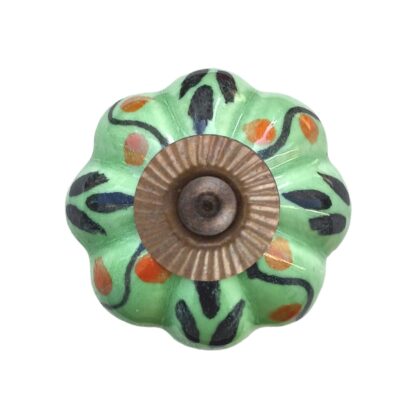 Vista frontale del pomello verde in ceramica con dettagli blu e arancio