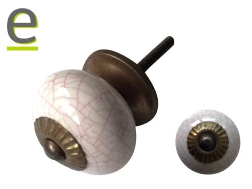 pomelli craquelè bianchi con disegno rosa, assolutamente perfetti per mobili in stile shabby chic