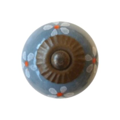 Pomello CK-378 in ceramica grigio/azzurra con fiori bianchi e accessori con finitura anticata/bronzata