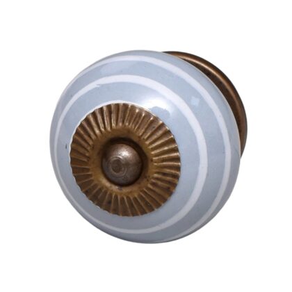 Pomello azzurro in ceramica con righe bianche visto frontalmente