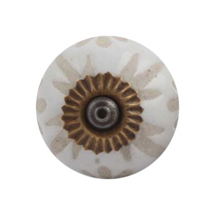 Vista frontale del pomello in ceramica bianco con decoro beige