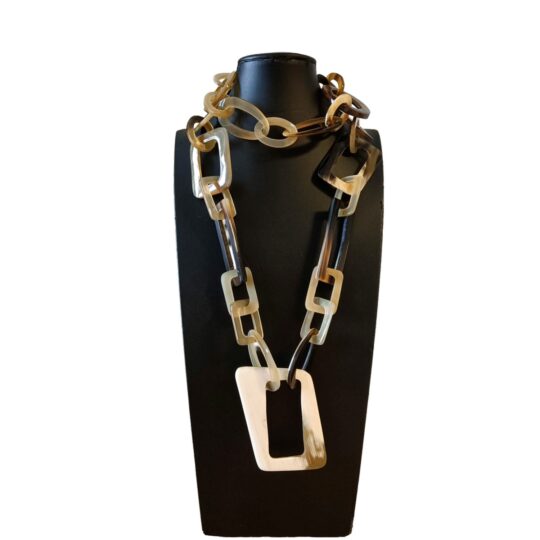 Collana artigianale Dac Lac in corno di bufalo fatta a mano in Vietnam con grandi elementi geometrici concatenati
