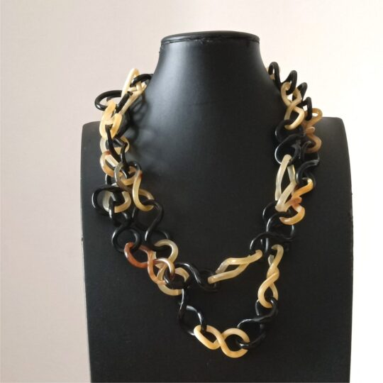 Collana artigianale Nha Trang in corno di bufalo fatta a mano in Vietnam con elementi intrecciati e sfumature naturali