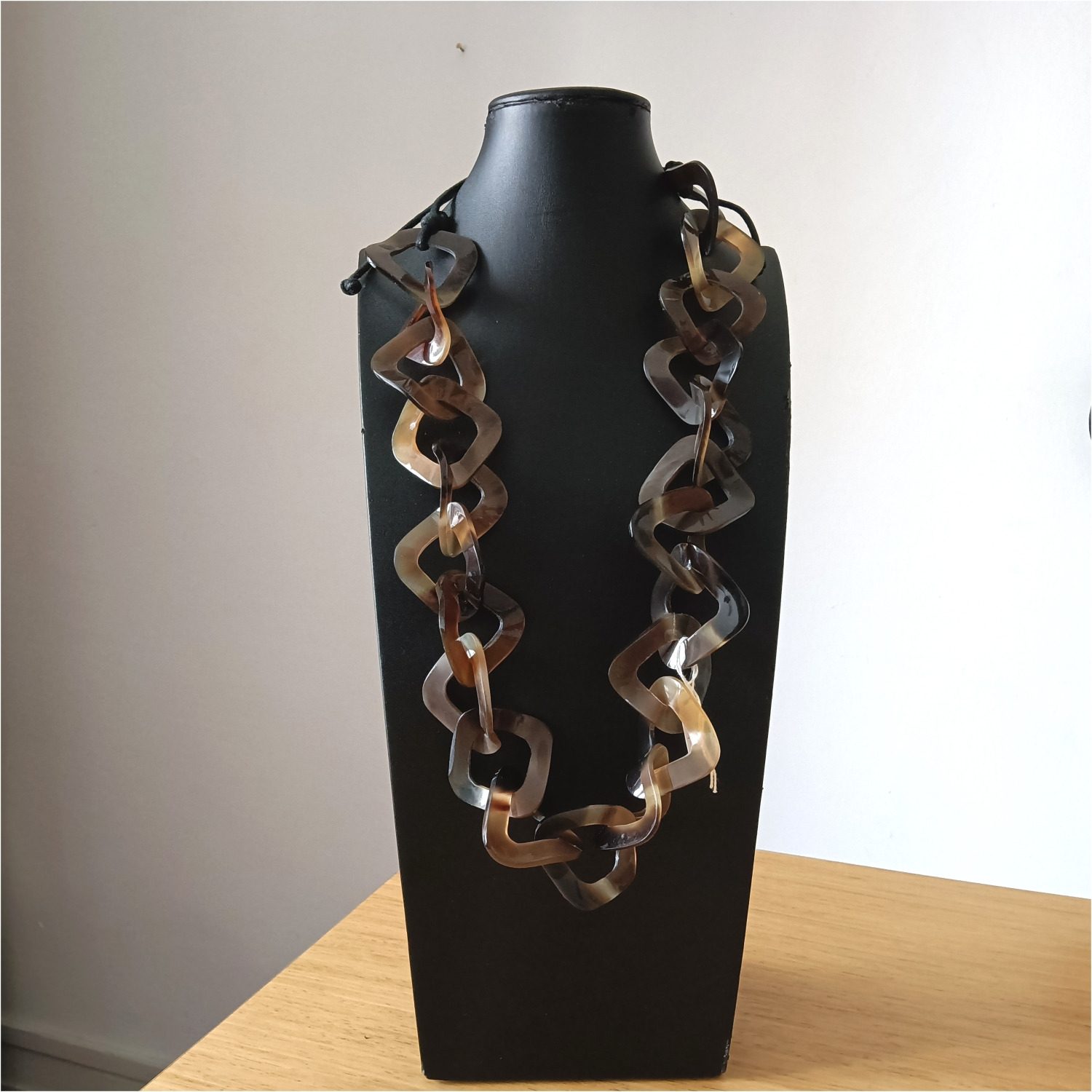 Collana artigianale Quang Tri in corno naturale con elementi geometrici concatenati ambra, marroni e neri