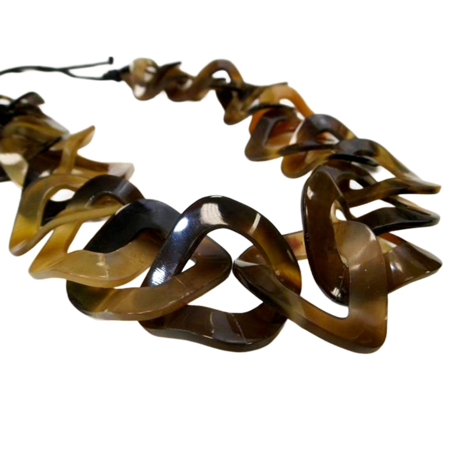 Dettaglio collana Quang Tri in corno di bufalo con grandi maglie geometriche e sfumature naturali ambra e marroni