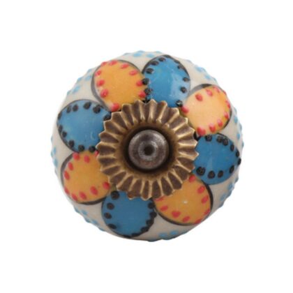 Vista frontale del pomello in ceramica blu e giallo con dettagli colorati