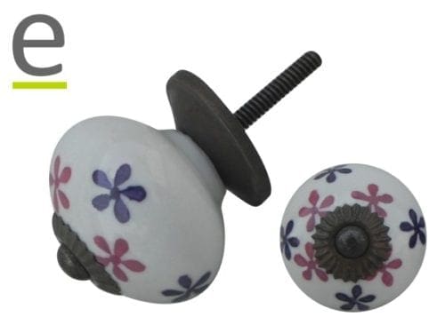 Pomelli bianchi fatti di ceramica, possono essere montati su qualunque tipo di mobile