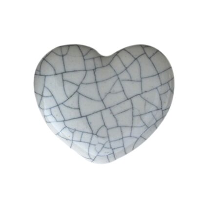 Vista frontale del pomello a cuore bianco con decorazione craquelé grigia