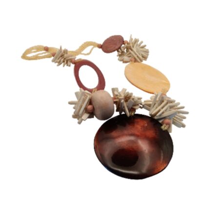 Collana Disco con conchiglie e grandi elementi ovali nei toni beige e marrone