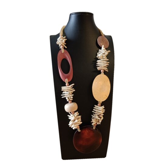 Collana Disco su espositore con conchiglie e grandi elementi ovali beige e marroni