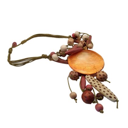 Collana Fantasia completa con grande elemento circolare, perline e pendenti nei toni arancio, rosa e beige