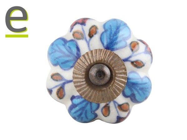 pomelli bianchi con una bellissima decorazione floreale blu e rossa