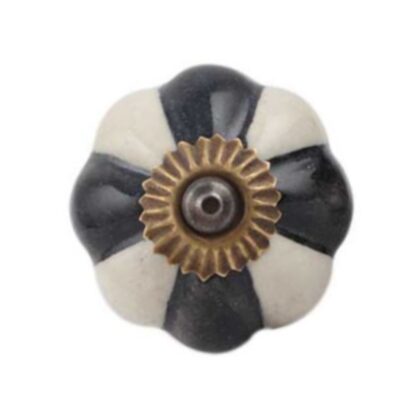 Vista frontale del pomello bianco e nero in ceramica a forma di zucca