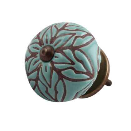 Pomello verde acqua in ceramica con decoro arabescato bronzo, vista angolata
