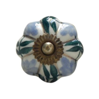 Vista frontale del pomello in ceramica bianca con fiori azzurri e foglie verdi