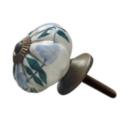 Pomello in ceramica con fiori azzurri e foglie verdi, vista angolata