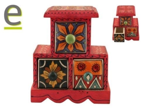 il porta spezie etnico è verniciato di rosso e munito di tre cassettini di ceramica dipinta a mano