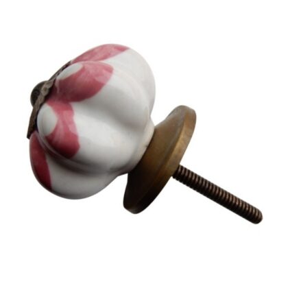 Pomello in ceramica rosa e bianco a forma di zucca, vista angolata
