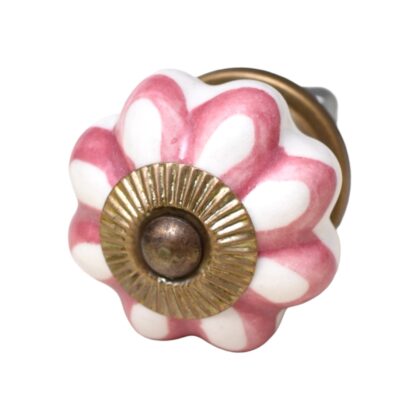 Vista frontale del pomello in ceramica rosa e bianco a forma di zucca con inserto metallico anticato