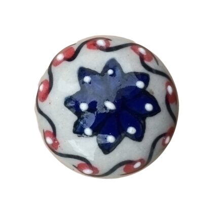 Vista frontale del pomello piccolo in ceramica bianca con fiore blu e dettagli rossi