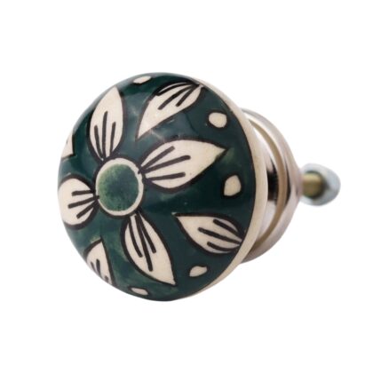 Vista frontale del pomello vintage in ceramica verde scuro con fiore bianco CK-641